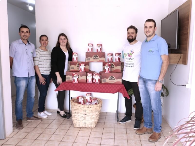 COOPERATIVAS REALIZAM ENTREGAS DE ALIMENTOS DA CAMPANHA - DIA DE COOPERAR - AO CRAS DE NOVO TIRADENTES