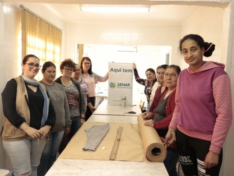 TEM INÍCIO CURSO DE CORTE E CONFECÇÃO DE VESTUÁRIO FEMININO OFERECIDO PELO CRAS