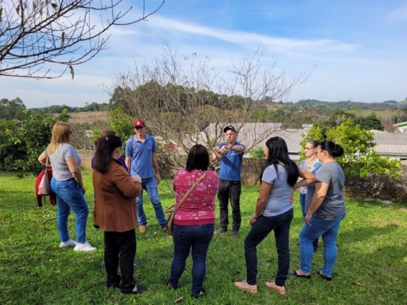 EMATER-RS/ASCAR REALIZA ATIVIDADE DE PODAS EM FRUTÍFERAS COM GRUPOS DE MULHERES DE COMUNIDADES DO MUNICÍPIO  