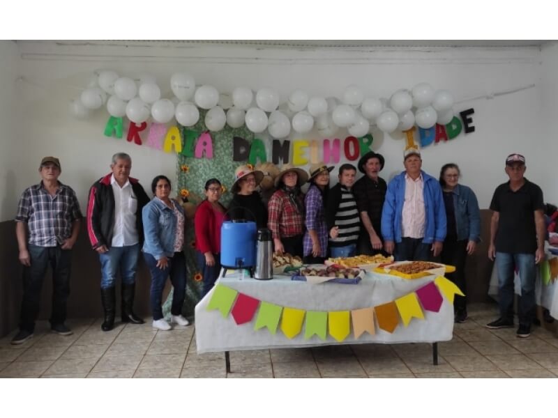 GRUPO DA TERCEIRA IDADE DA LINHA SÃO JOÃO VIANEY PARTICIPA DE FESTAS JUNINA PROMOVIDA PELO CRAS
