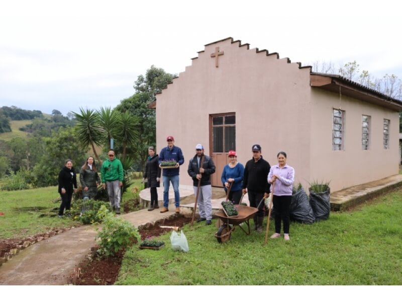 PARCERIA ENTRE CRAS E EMATER-RS/ASCAR DE NOVO TIRADENTES RESULTA EM TRABALHO DE JARDINAGEM COM GRUPOS DE MULHERES