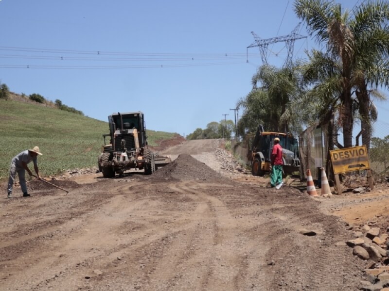 OBRA DE ASFALTAMENTO DO TRECHO QUE LIGA NOVO TIRADENTES A CERRO GRANDE SERÁ RETOMADA NA PRÓXIMA SEMANA