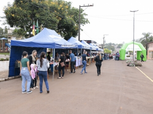 FEIRA DA AGRICULTURA FAMILIAR, ARTESANATO E PEIXE VIVO DE NOVO TIRADENTES CONTOU COM A PARTICIPAÇÃO DE CENTENAS DE PESSOAS
