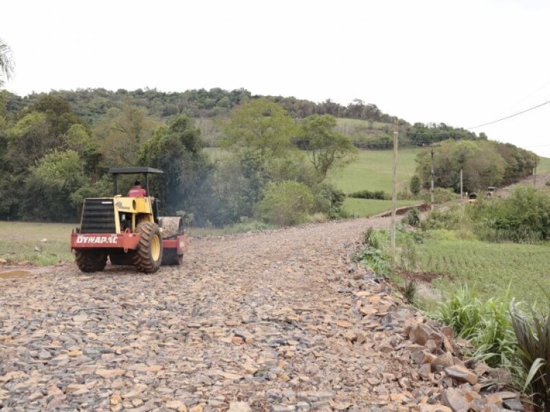 PREFEITURA DE NOVO TIRADENTES DÁ ANDAMENTO A PRIMEIRA FASE DAS OBRAS PARA PAVIMENTAÇÃO ASFÁLTICA