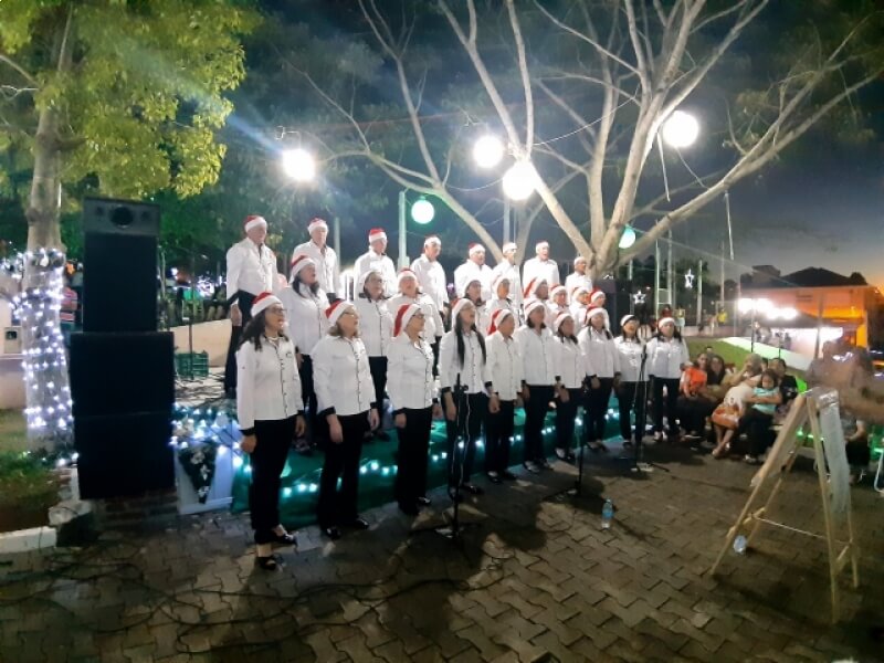 CHEGADA DO PAPAI NOEL E APRESENTAÇÃO DO CORAL MOVIMENTARAM A NOITE DA ÚLTIMA QUINTA-FEIRA, 23