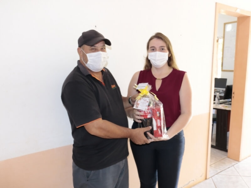 PREFEITURA MUNICIPAL REALIZA ENTREGA DO KIT DE FINAL DE ANO PARA OS SERVIDORES