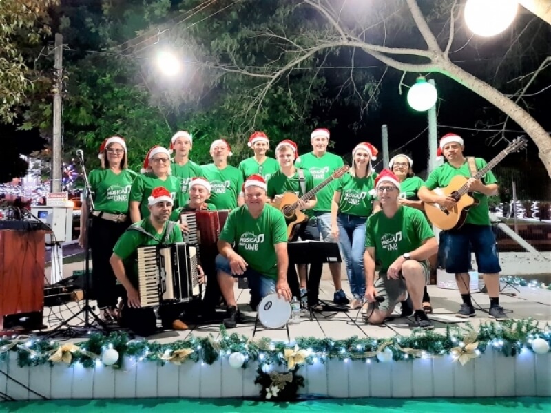 UM SHOW DE NATAL: GRUPO LOCAL A MÚSICA NOS UNE ENCANTOU O PÚBLICO COM BELÍSSIMA APRESENTAÇÃO NATALINA