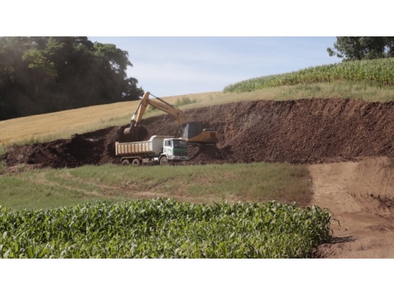 PREFEITURA DE NOVO TIRADENTES REALIZA ESCAVO PARA IMPLANTAÇÃO DE COMPOST BARN EM PROPRIEDADE DO INTERIOR DO MUNICÍPIO