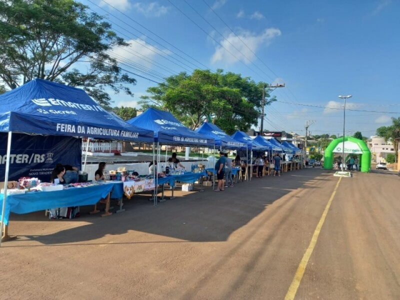 FEIRA DA AGRICULTURA FAMILIAR, ARTESANATO E PEIXE É REALIZADA NA PRAÇA REINALDO GRESPAN EM NOVO TIRADENTES