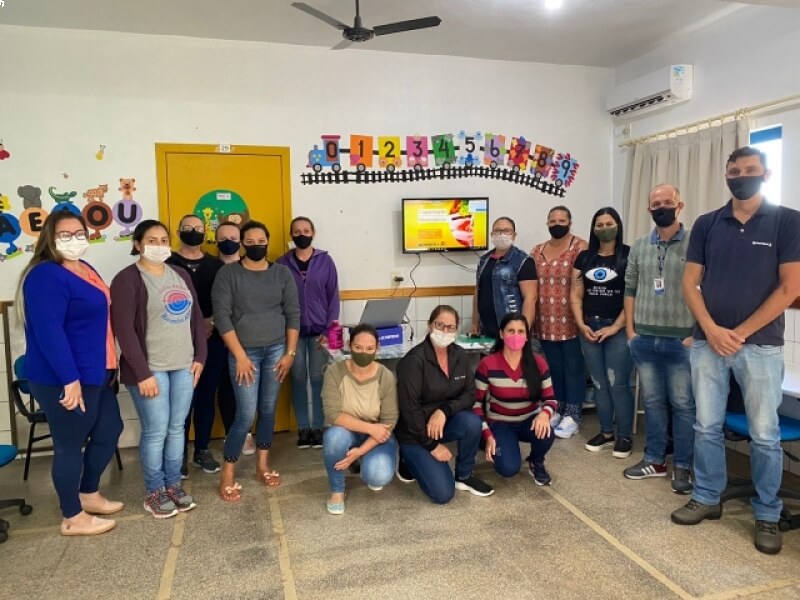 REDE MUNICIPAL E ESTADUAL DE ENSINO DE NOVO TIRADENTES REALIZAM CAPACITAÇÃO PARA SERVENTES E MERENDEIRAS