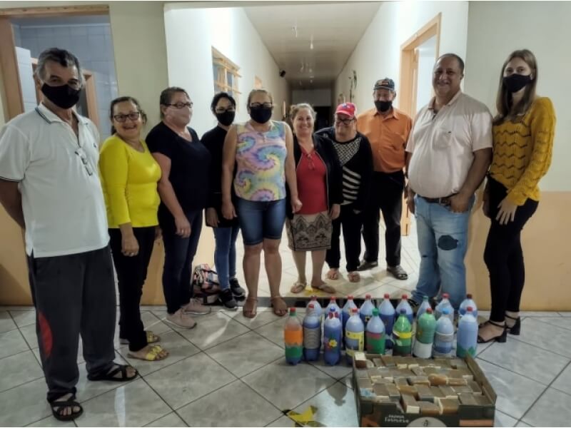 ALUNOS DA EJA DA ESCOLA SÃO LUIS GONZAGA DESENVOLVEM OFICINA DE SABÃO ARTESANAL