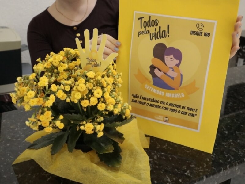 SETEMBRO AMARELO: AÇÃO DA SECRETARIA DA SAÚDE E ASSISTÊNCIA SOCIAL DISTRIBUI FLORES PARA O COMÉRCIO LOCAL