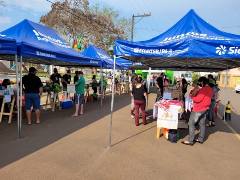 FEIRA DA AGRICULTURA FAMILIAR E ARTESANATO É REALIZADA EM NOVO TIRADENTES