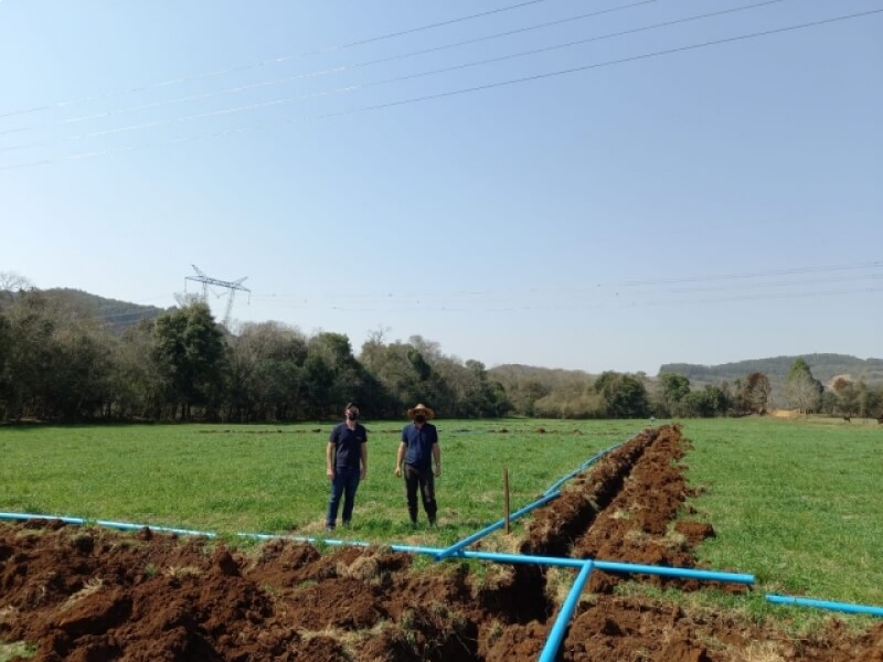 FAMÍLIA DE NOVO TIRADENTES INVESTE EM SISTEMA DE IRRIGAÇÃO