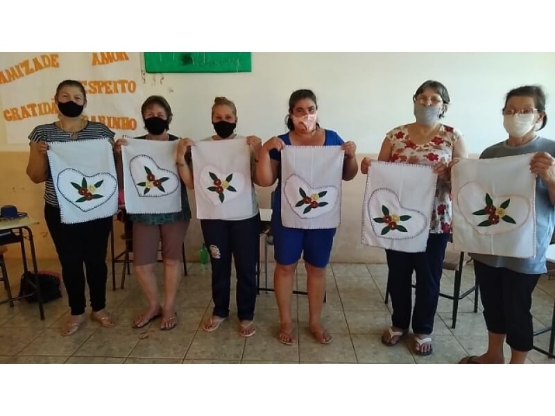 EJA DE NOVO TIRADENTES DESENVOLVE ATIVIDADES ARTESANAIS