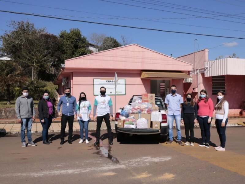 COOPERATIVAS REALIZAM ENTREGA DE ALIMENTOS AO CRAS DE NOVO TIRADENTES