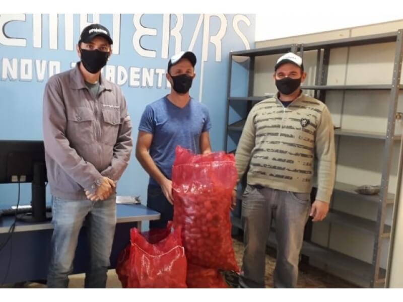 EMATER/RS-ASCAR REALIZA ENTREGA DE SEMENTES, BATATA INGLESA (BATATINHA) EM NOVO TIRADENTES