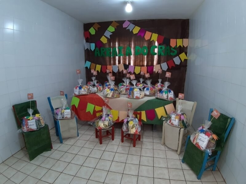 CRAS REALIZA ENTREGA DAS CESTAS DAS FESTAS JUNINAS ÀS FAMÍLIAS ATENDIDAS