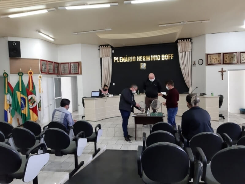 CONFIRA OS GANHADORES DO PRIMEIRO SORTEIO DA NOTA PREMIADA DE NOVO TIRADENTES  