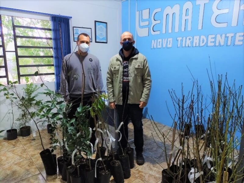 EMATER/RS-ASCAR REALIZA ENTREGA DE MUDAS FRUTÍFERAS EM NOVO TIRADENTES