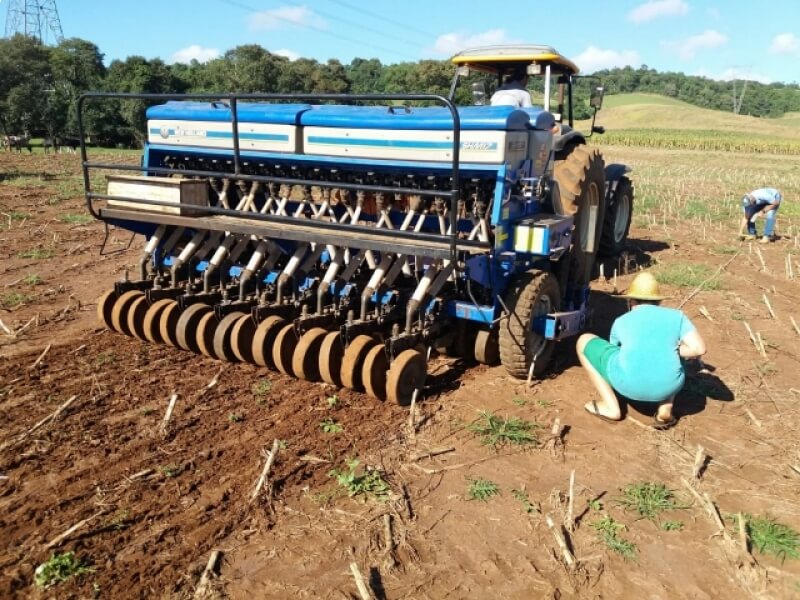REGULAGEM DE EQUIPAMENTOS CONTRIBUI PARA MELHORAR A QUALIDADE DA SEMEADURA DE PASTAGENS EM NOVO TIRADENTES