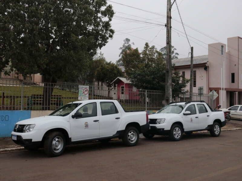 PREFEITURA DE NOVO TIRADENTES REALIZA A ENTREGA DE DUAS PICK-UP NOVAS PARA SECRETARIAS DA AGRICULTURA E OBRAS