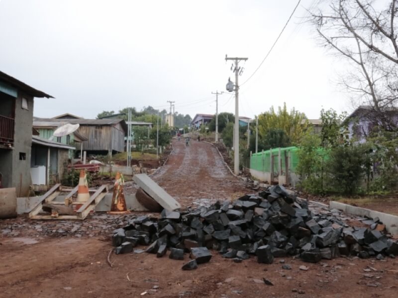 PREFEITURA DE NOVO TIRADENTES REALIZA IMPLANTAÇÃO DE CALÇAMENTO EM RUAS DO BAIRRO COHAB