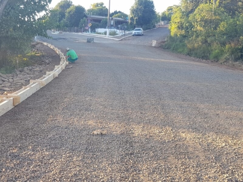 OBRAS PARA ASFALTAMENTO DA SAÍDA DO MUNICÍPIO DE NOVO TIRADENTES ESTÃO EM ANDAMENTO