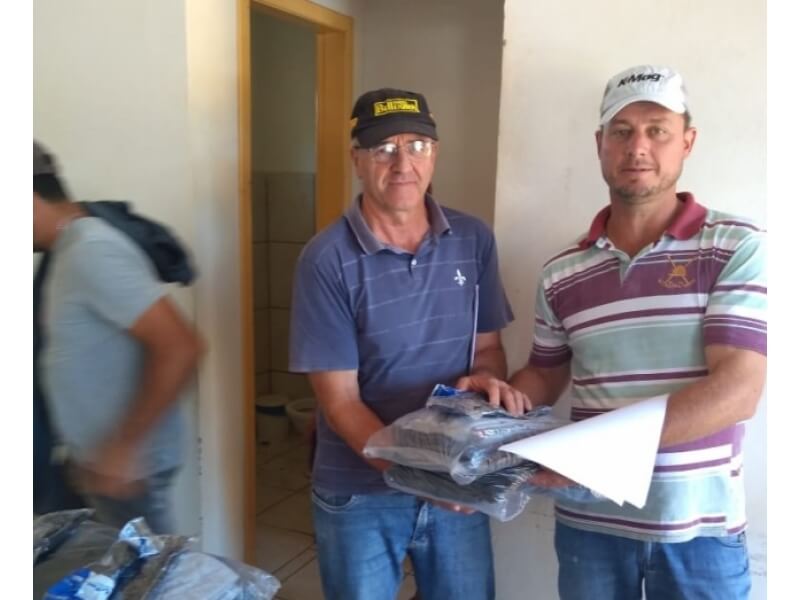 PREFEITURA DE NOVO TIRADENTES ENTREGA UNIFORMES E EQUIPAMENTOS DE PROTEÇÃO AOS SERVIDORES DE OBRAS E AGRICULTURA