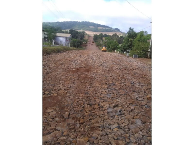 PREFEITURA DE NOVO TIRADENTES FINALIZA A COLOCAÇÃO DE RACHÃO-BASE EM OBRA DE ASFALTAMENTO