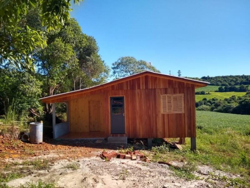 PROGRAMA DE MELHORIAS HABITACIONAIS DE NOVO TIRADENTES REALIZA CONSTRUÇÃO DE CASAS NOVAS COM BANHEIRO PARA BENEFICIÁRIOS