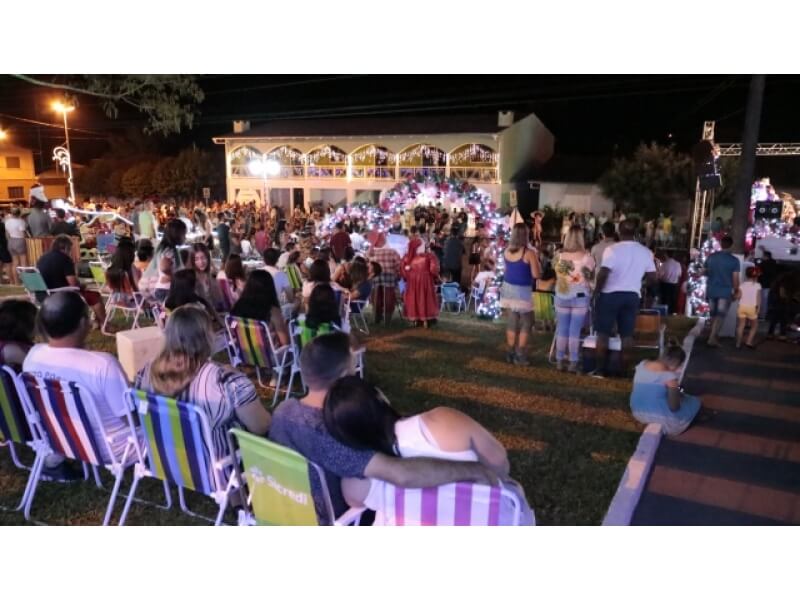 NOVO TIRADENTES CELEBROU A CHEGADA DE 2020 COM BAILE E SHOW DE FOGOS NA PRAÇA
