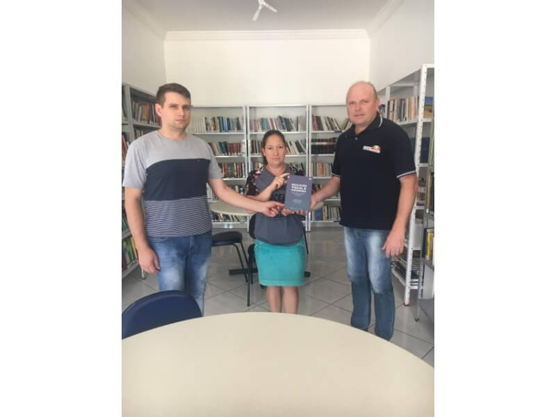 PREFEITURA MUNICIPAL DE NOVO TIRADENTES REALIZA ENTREGA DE LIVRO SOBRE EDUCAÇÃO FISCAL À BIBLIOTECA PÚBLICA MUNICIPAL  