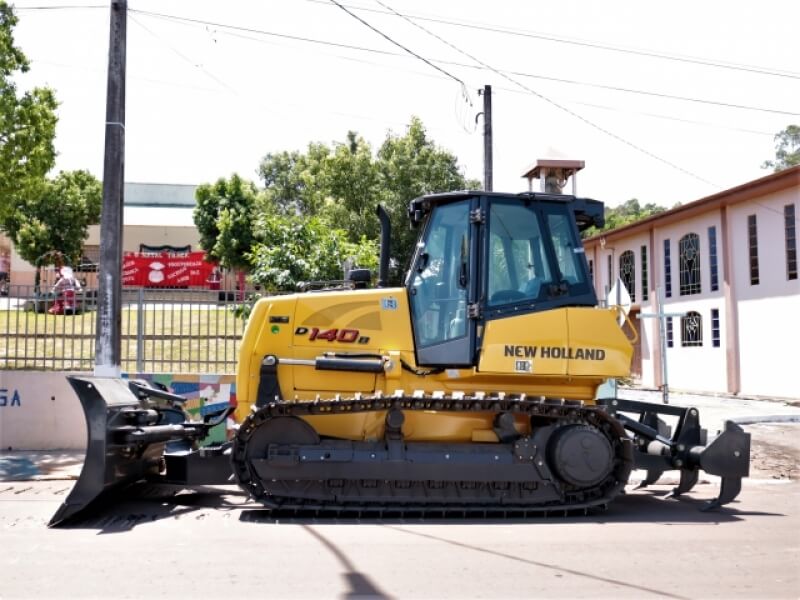 PREFEITURA DE NOVO TIRADENTES RECEBE TRATOR SOBRE ESTEIRAS PARA AUXILIAR EM OBRAS DO MUNICÍPIO
