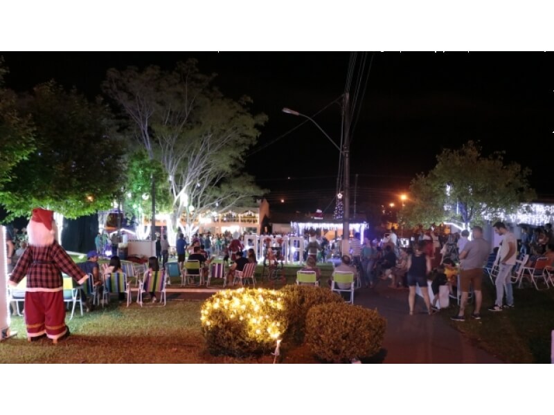 ABERTURA DO NATAL DE NOVO TIRADENTES ATRAI CENTENAS DE PESSOAS NA PRAÇA REINALDO GRESPAN