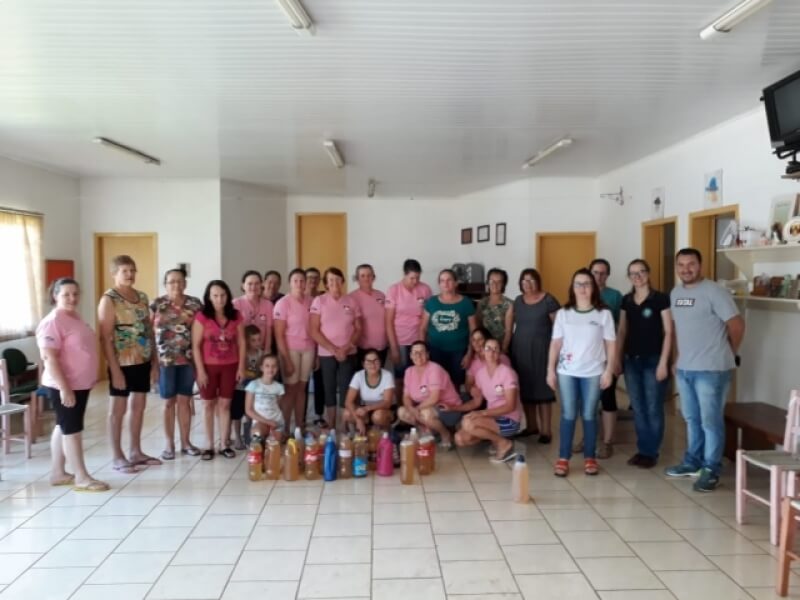OFICINA DE SABÃO LÍQUIDO É REALIZADA COM O GRUPO MULHER A1