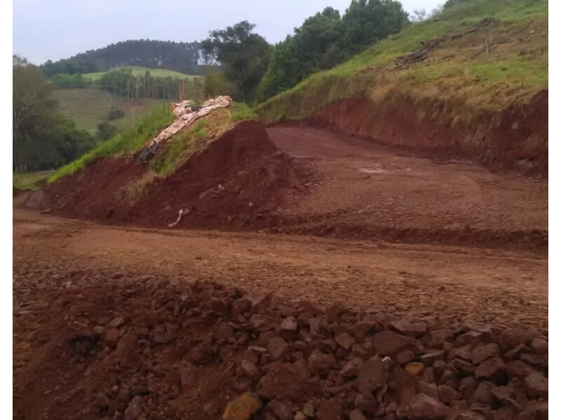SECRETARIA MUNICIPAL DE OBRAS REALIZA TRABALHOS PARA INCENTIVAR O DESENVOLVIMENTO DAS ATIVIDADES AGRÍCOLAS