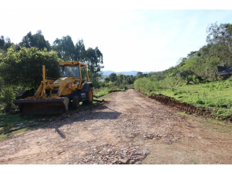 SECRETARIA DE OBRAS REALIZA MELHORIAS NAS ESTRADAS DA LINHA SÃO PAULO