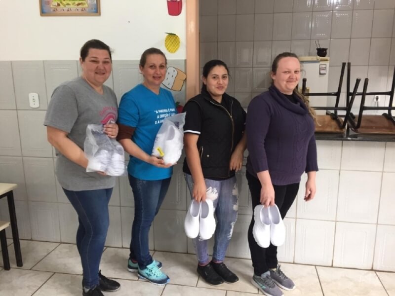 MERENDEIRAS DAS ESCOLAS MUNICIPAIS DE NOVO TIRADENTES RECEBEM EQUIPAMENTOS DE EPI