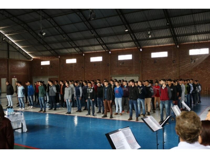 JOVENS DISPENSADOS DO SERVIÇO MILITAR REALIZAM JURAMENTO À BANDEIRA