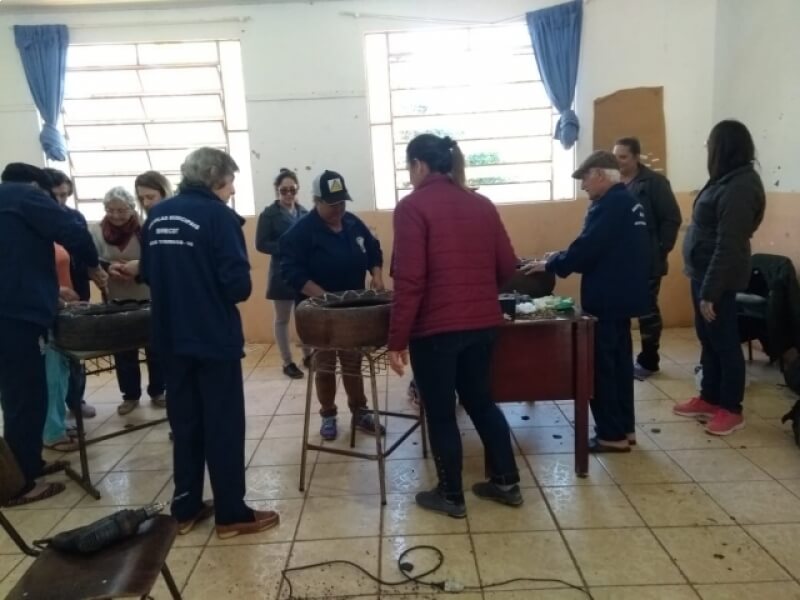 ALUNOS DA EJA DE NOVO TIRADENTES REALIZAM ATIVIDADES PARA RECICLAGEM DE PNEUS