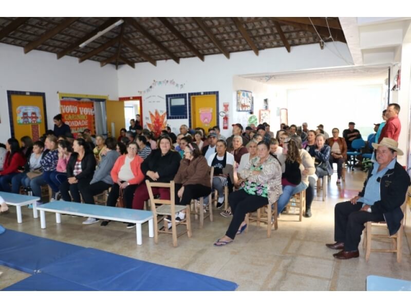 EMEI ELEMAR BATTISTI REALIZA EVENTO EM COMEMORAÇÃO AO DIAS DOS AVÓS