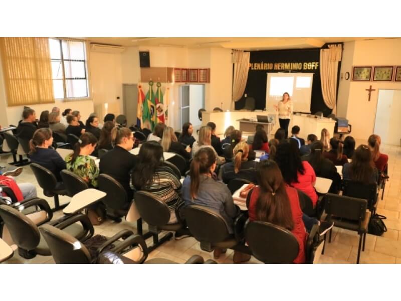 BASE NACIONAL COMUM CURRICULAR É TEMA DE ESTUDOS EM NOVO TIRADENTES  