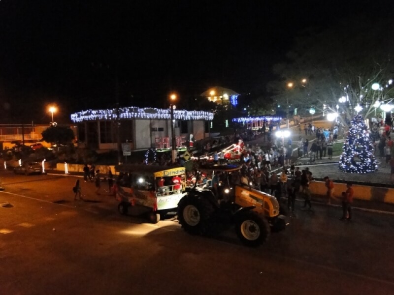 CHEGADA DO PAPAI NOEL ATRAI CENTENAS DE CRIANÇAS