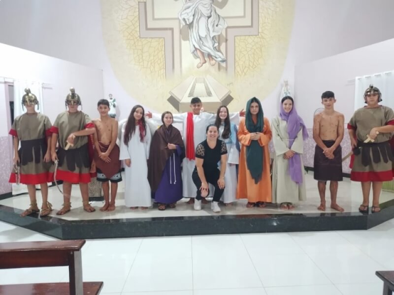 APRESENTAÇÃO DA PEÇA PAIXÃO DE CRISTO ENCANTA POPULAÇÃO LOCAL