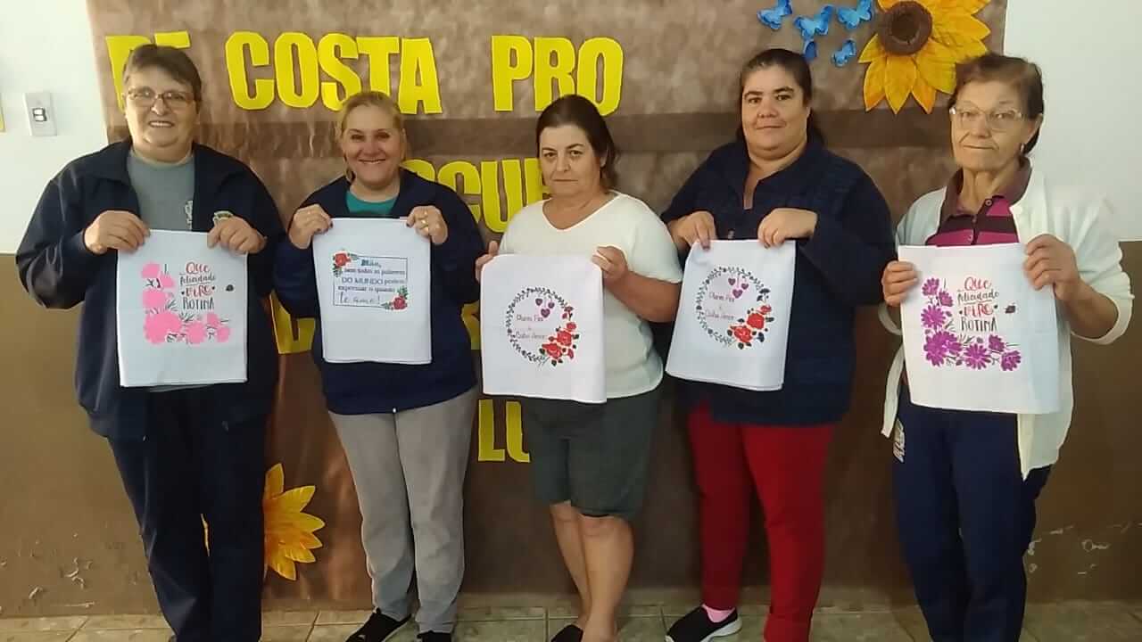 ALUNOS DA EJA DE NOVO TIRADENTES DESENVOLVEM ATIVIDADES DE CONFECÇÃO DE ARTESANATO