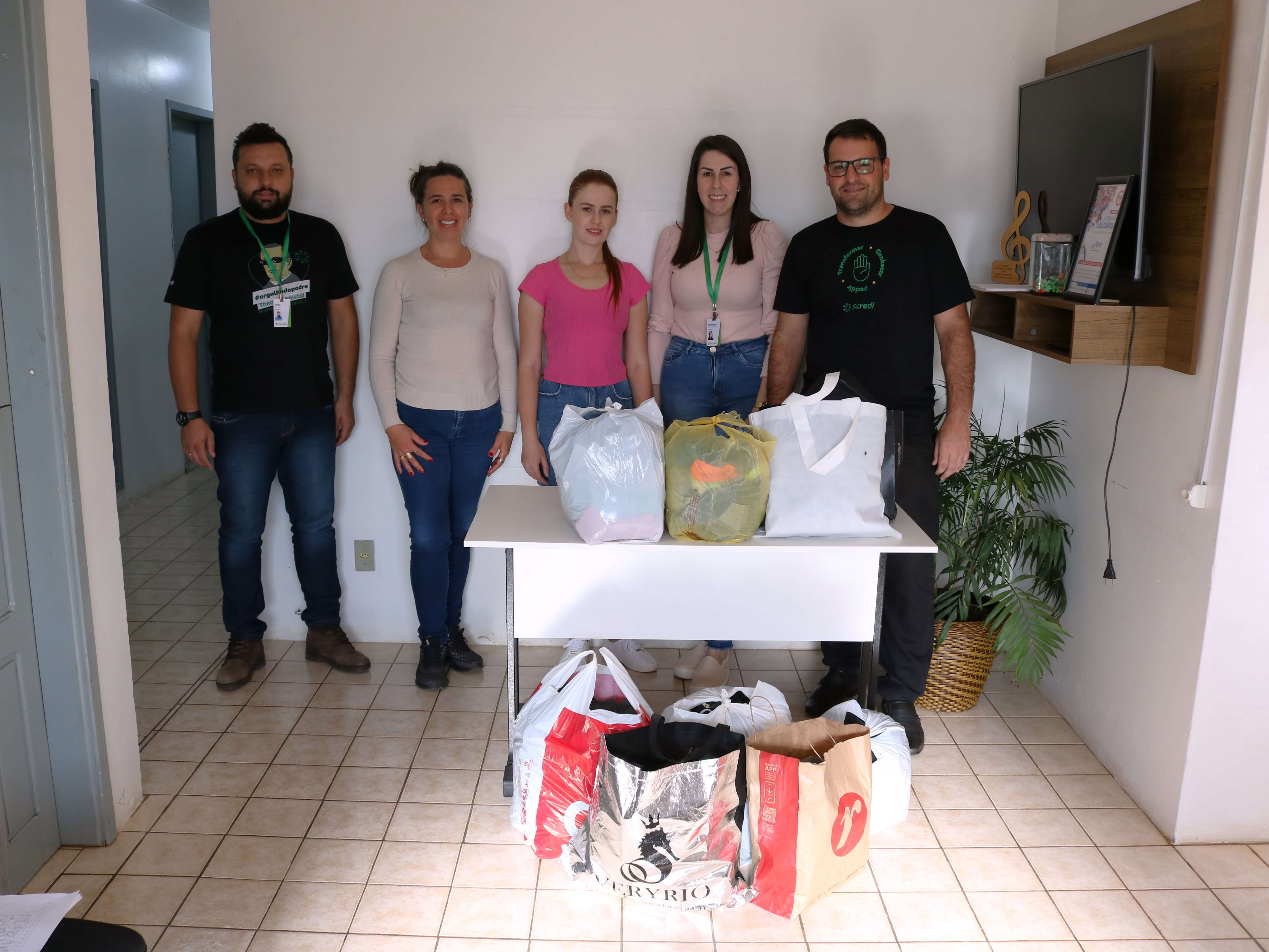 CRAS DE NOVO TIRADENTES RECEBE DOAÇÕES DE AGASALHOS DA AGÊNCIA DA SICREDI CONEXÃO