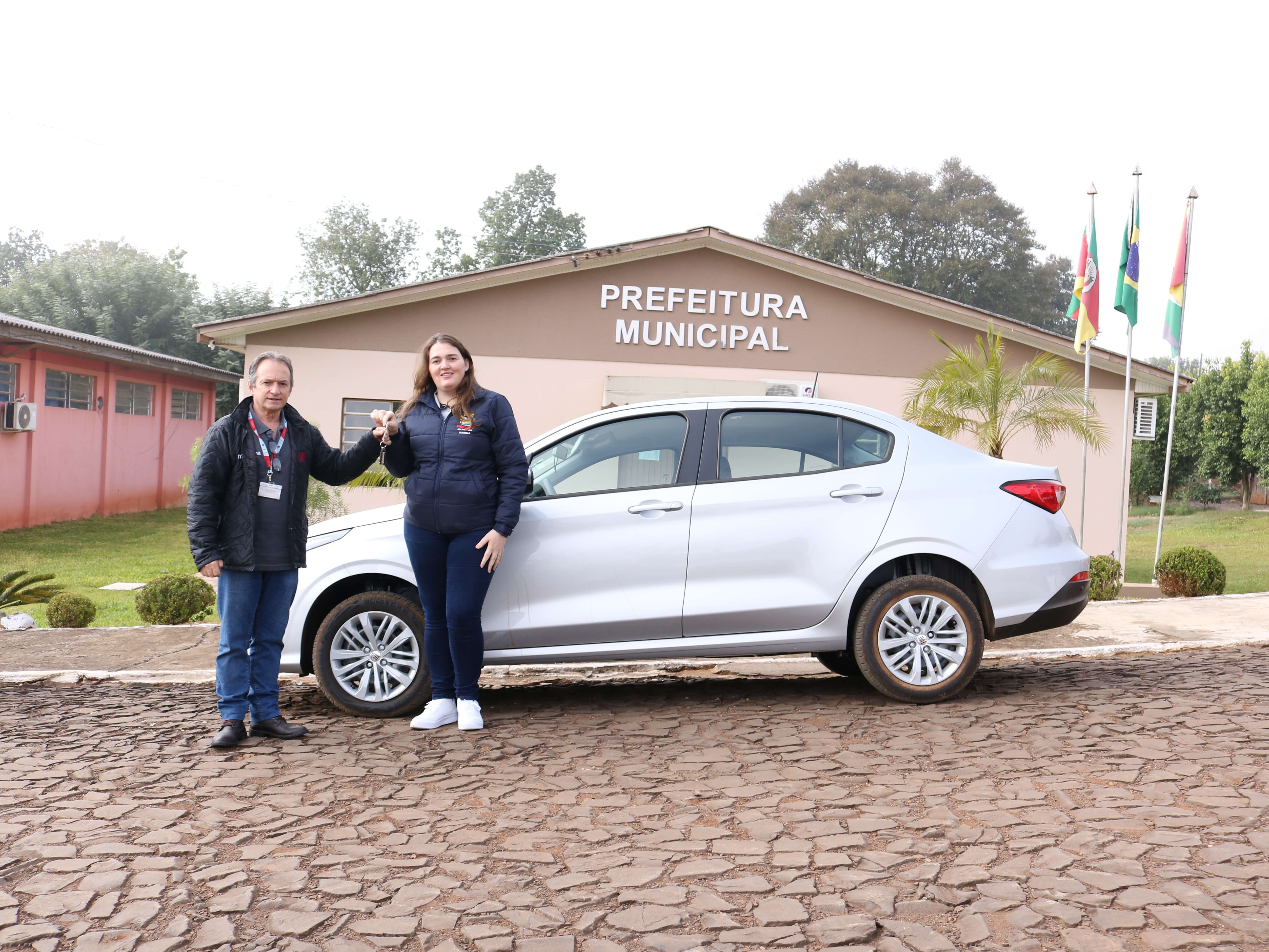 SECRETARIA DE SAÚDE E ASSISTÊNCIA SOCIAL DE NOVO TIRADENTES RECEBE VEÍCULO NOVO
