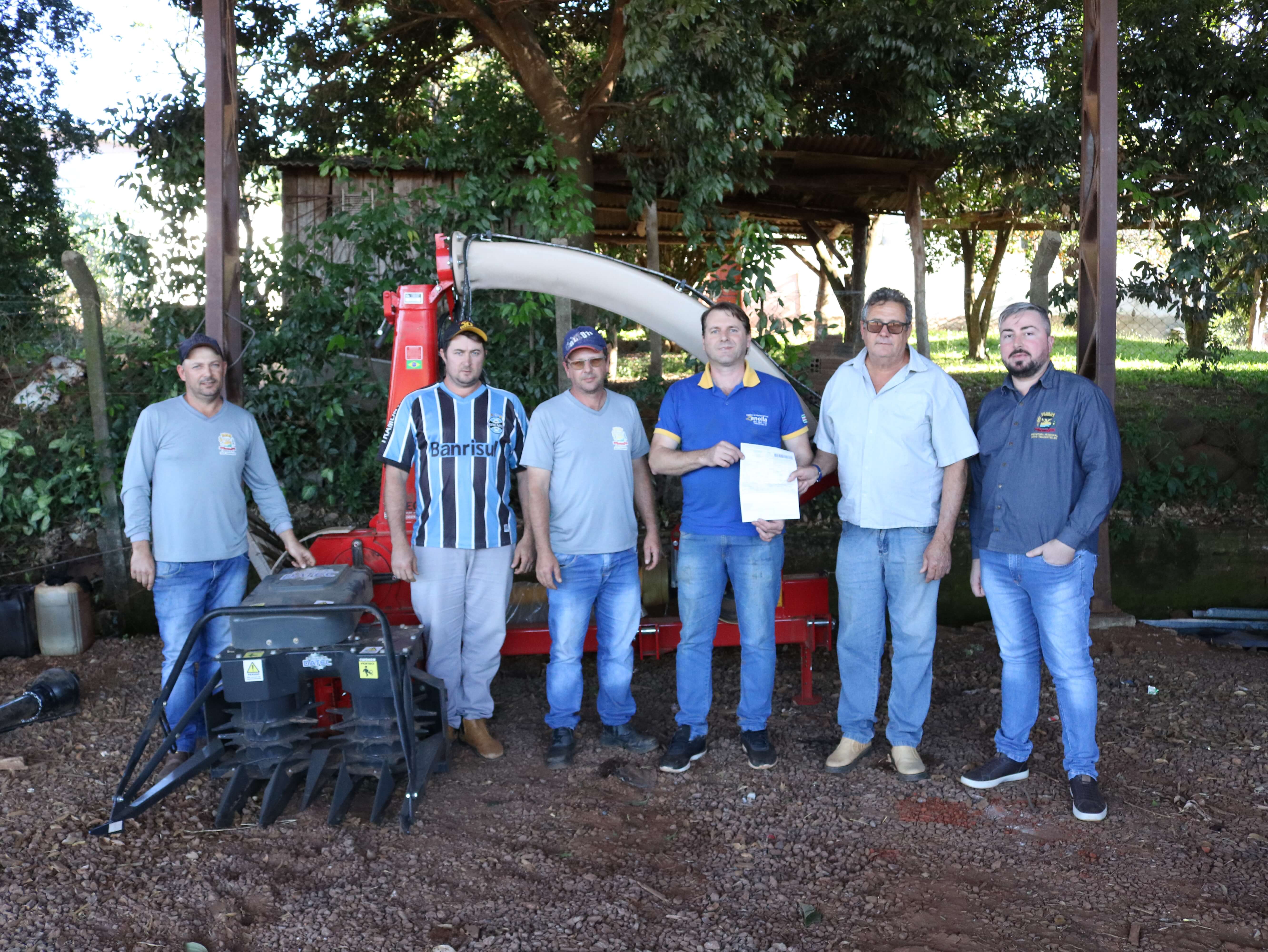 SECRETARIA DE AGRICULTURA E MEIO AMBIENTE DE NOVO TIRADENTES RECEBE ENSILADEIRA NOVA