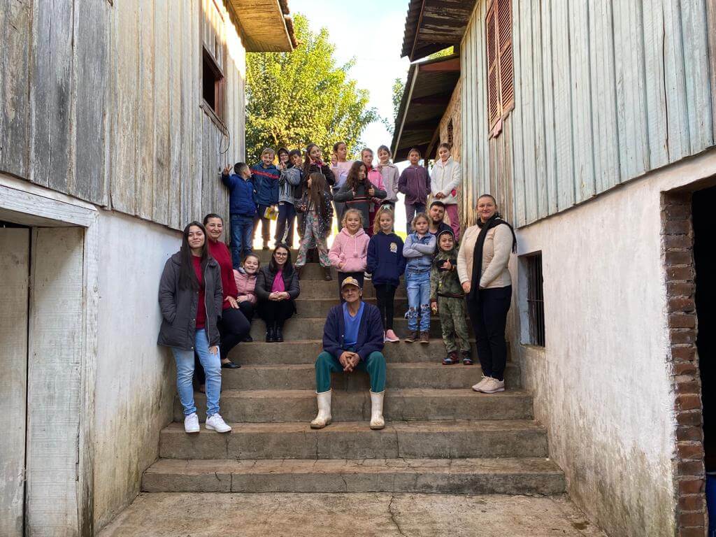 ALUNOS DA ESCOLA MUNICIPAL SÃO LUIS GONZAGA REALIZAM VISITAÇÃO EM PROPRIEDADES RURAIS
